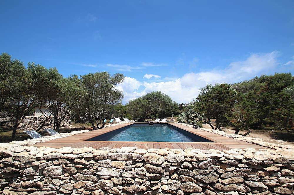 Appartement entier, Appartement avec vue sur Les Lavezzi, avec piscine, et à 6 minutes de Bonifacio. in Sperone, Bonifacio