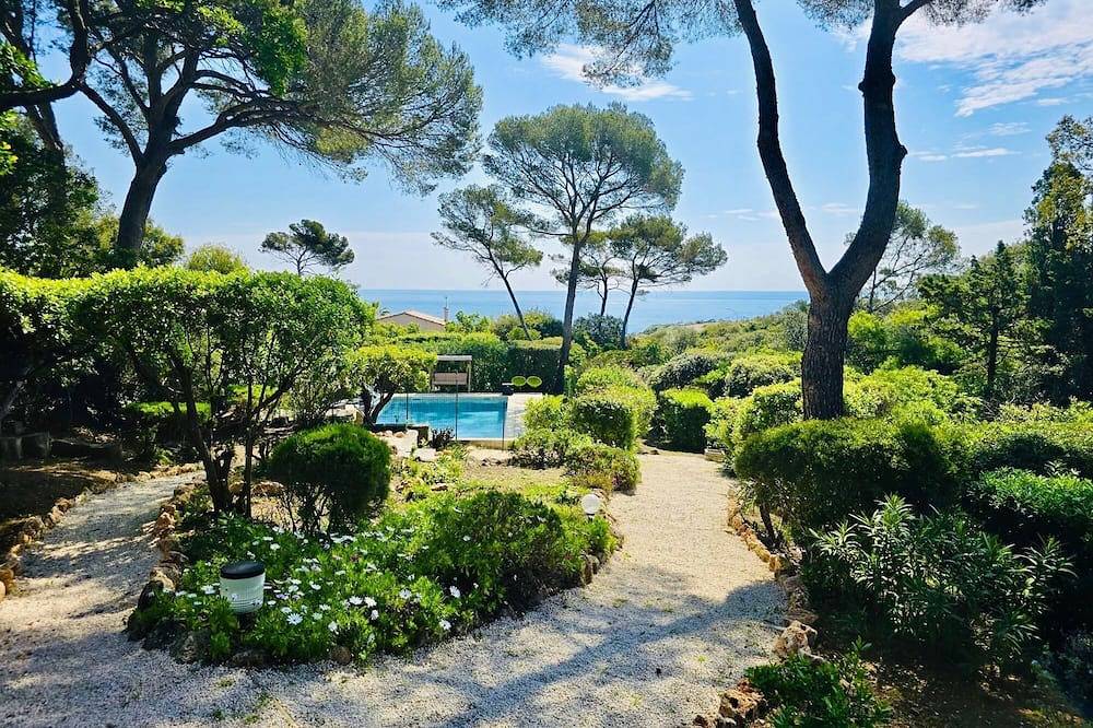 Newly Renovated Luxury 4-Bdr Villa with Seaview, Pool and Ac in Les Issambres in Les Issambres, Roquebrune-sur-Argens