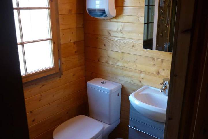 Localización Chalet De Madera Granja En La Noche Cierra En Naturaleza in Neschers, Besse-et-Saint-Anastaise region