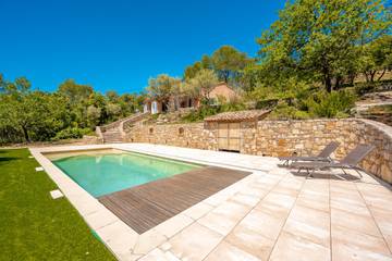 Villa pour 8 personnes, avec piscine ainsi que terrasse et jardin dans le Var