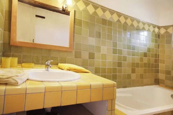 Ganze Wohnung, Charm and comfort in the heart of Manguin - Balcony overlooking park and barbecue in Fourques, Mittelmeerküste (Frankreich)