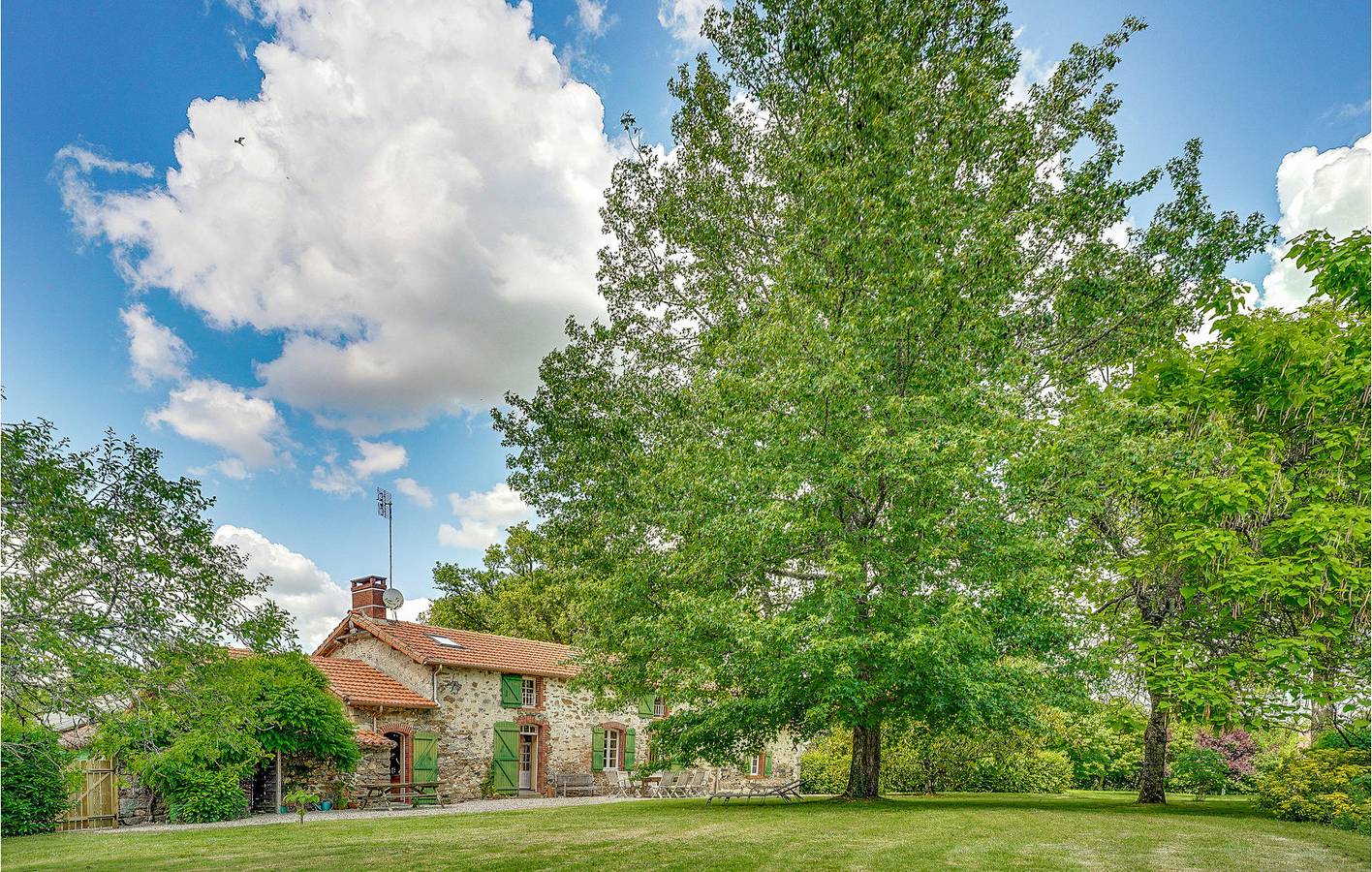 180 sq ft. Location avec garage, TV, piscine, jardin et Wi-Fi in Nieul-le-Dolent, Vendée