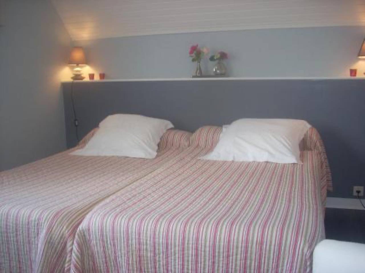 Chambre d'hôtes « La Chambre Rouge » avec terrasse et jardin communs, Wi-Fi in Lanhouarneau, Région de Morlaix