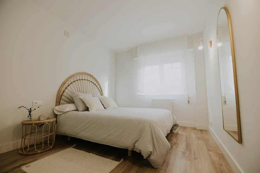 Entire apartment, Complete house with pool in the heart of Rioja Alta in Ollauri, La Rioja Province