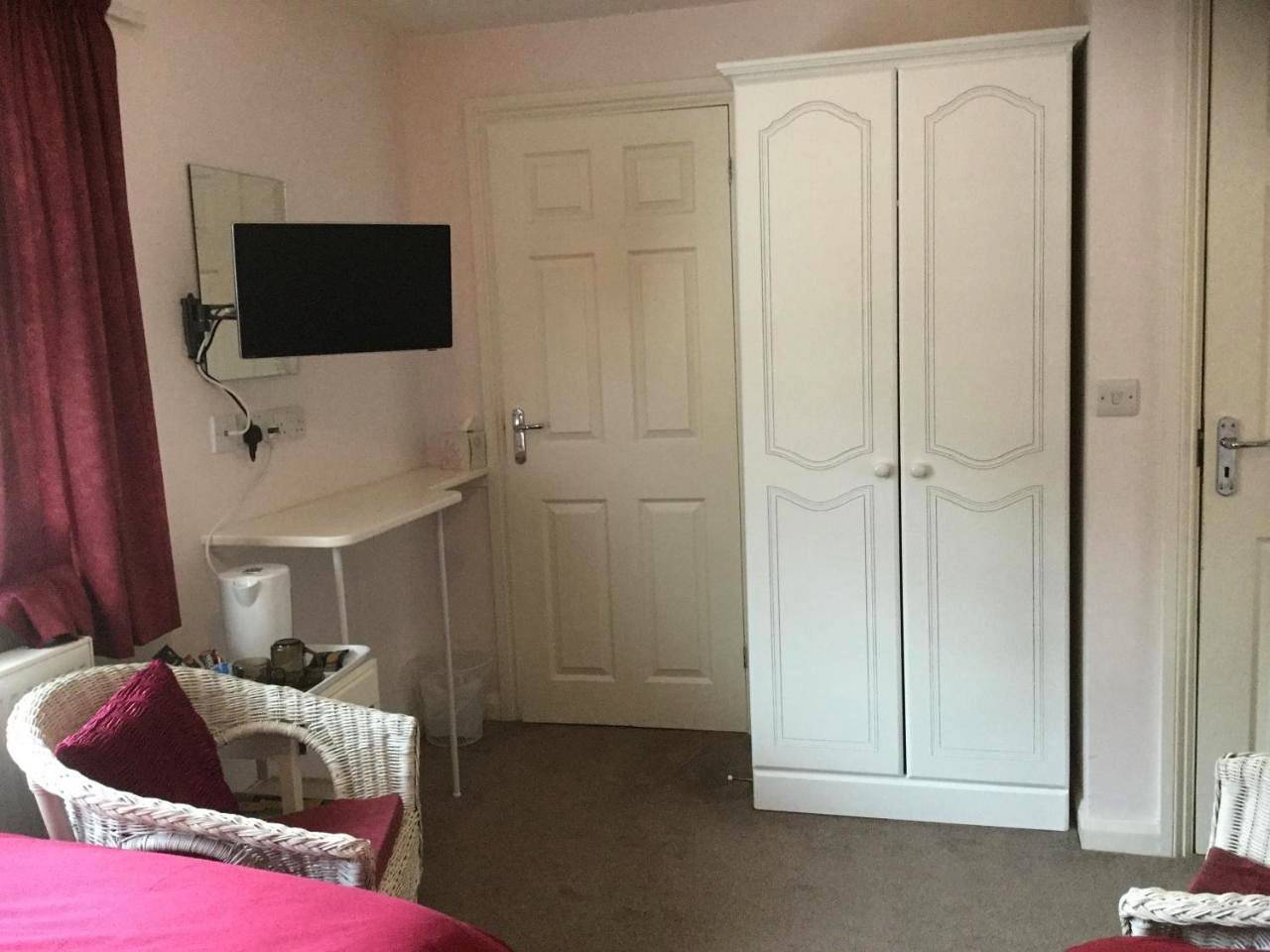 Twin Room with Garden View in Amroth, Pembrokeshire