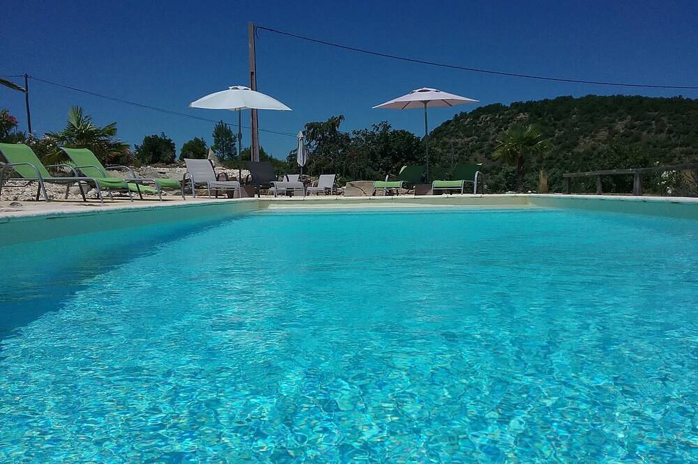 Les Givans, gîtes de 60m², piscine chauffée à partir mi-mai , vue panoramique in Les Vans, Parc national des Cévennes