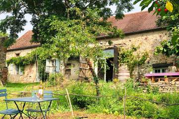 Gîte pour 6 personnes, avec vue et jardin, adapté aux familles à Bellenaves