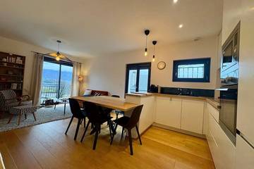 Location de vacances pour 6 personnes, avec balcon et jardin à Burettes