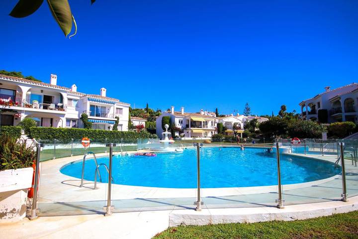 Ganze Wohnung, 2440/Hr1 in El Paraiso Golf Estepona, Benahavís