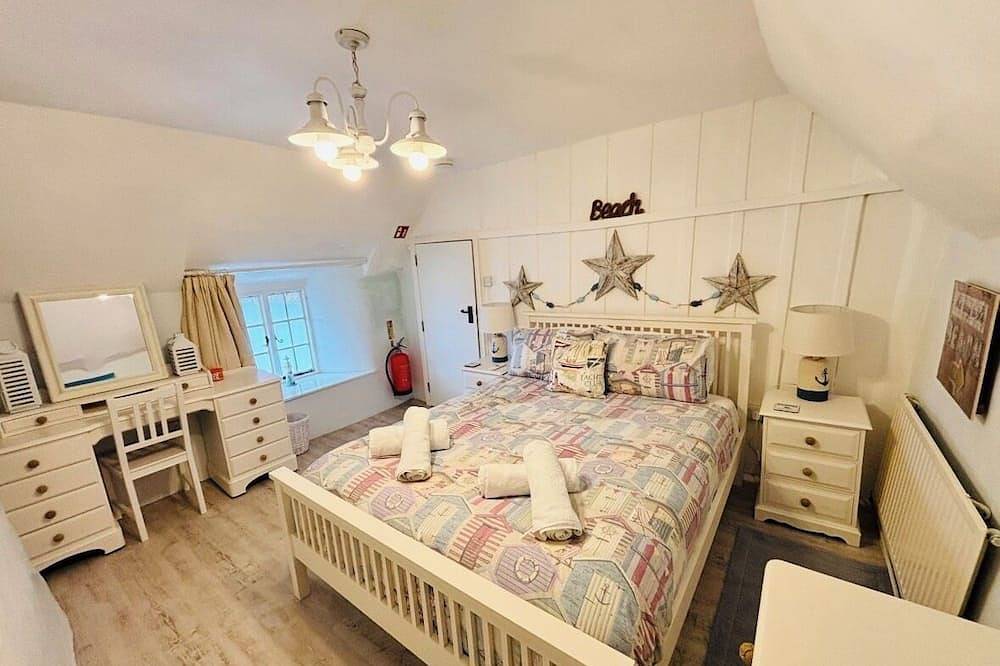 Charming  Listed Thatched Cottage with parking and short walk to sandy beach . in Crantock, Cornwall
