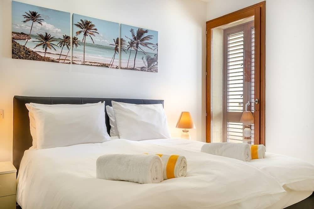 Fort villa retreat: Jacuzzi, pools, 2 min to ferry in Għajnsielem, Gozo