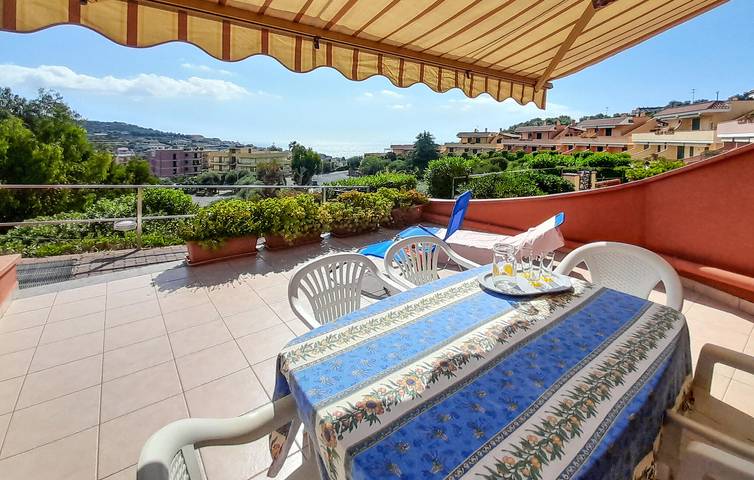 Retraite ensoleillée avec piscine et terrasse, à 700 m de la plage in Pantai (Costarainera), Costarainera
