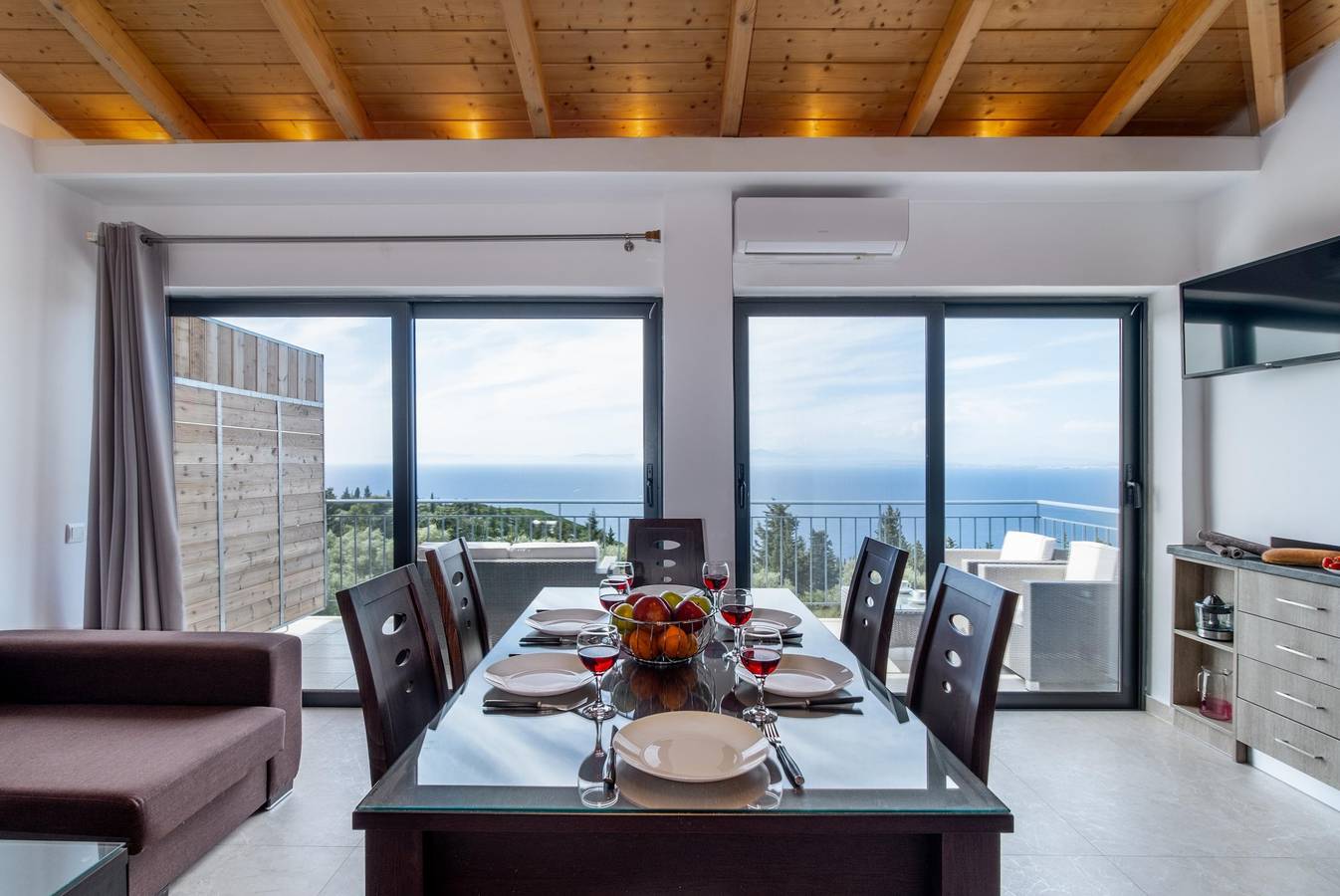 Entire apartment, Apartment Deluxe Suite with Sea View A close to Beach with Shared Pool & Wi-Fi in Greece