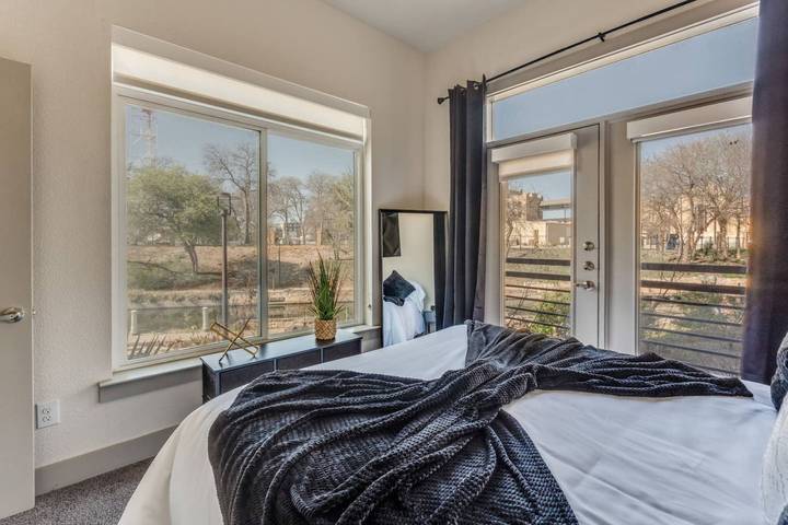 Apartamento entero, Riverwalk Oasis: piscina, estacionamiento gratuito y vistas in San Antonio, Condado de Bexar