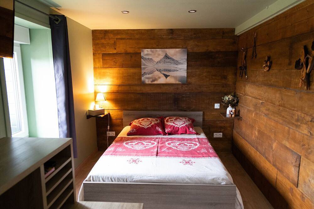 Entire apartment, Mon p'tit Chalet-Apartment-Apartment-Ensuite with Shower-Countryside view in Venoy, Auxerre region