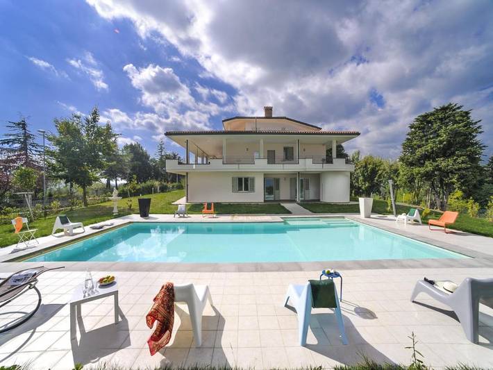 Ferienhaus für 25 Personen, mit Balkon und Terrasse sowie Garten und Pool