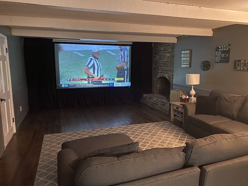 Pet Friendly Home Minutes from Ua with Large Fenced Backyard and Movie Theatre in Tuscaloosa, Tuscaloosa County