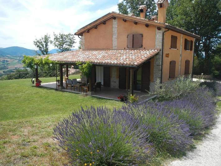 Casa vacanza per 6 persone, con Balcone e Terrazza nonché Giardino e Piscina a Matelica