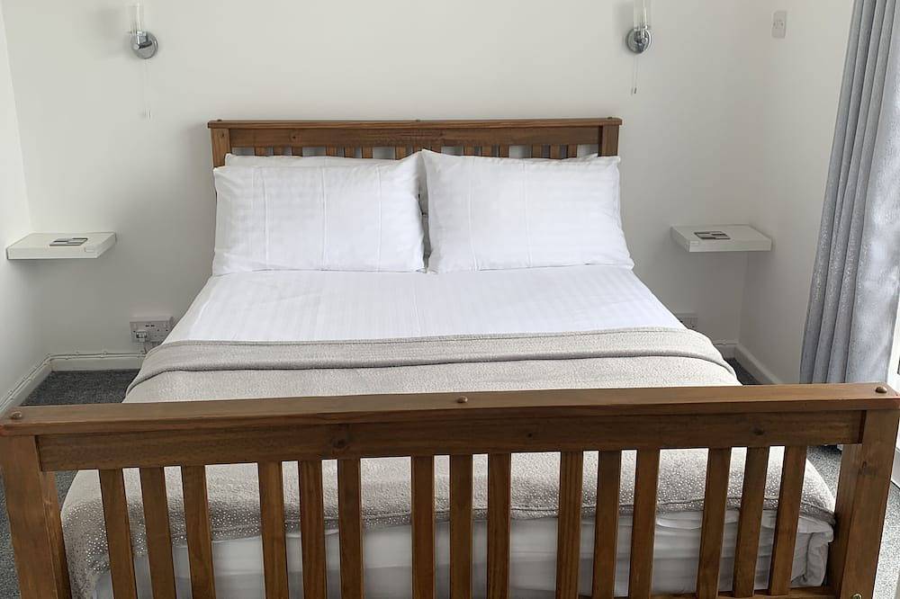 2 bed Villa, Large terrace with breath taking views only 3 minutes to the beach! in Cornwall