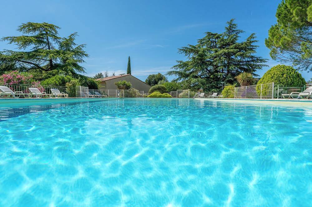 Ganze Wohnung, Cozy T2 cottage with private terrace in La Roque-sur-Pernes, Vaucluse