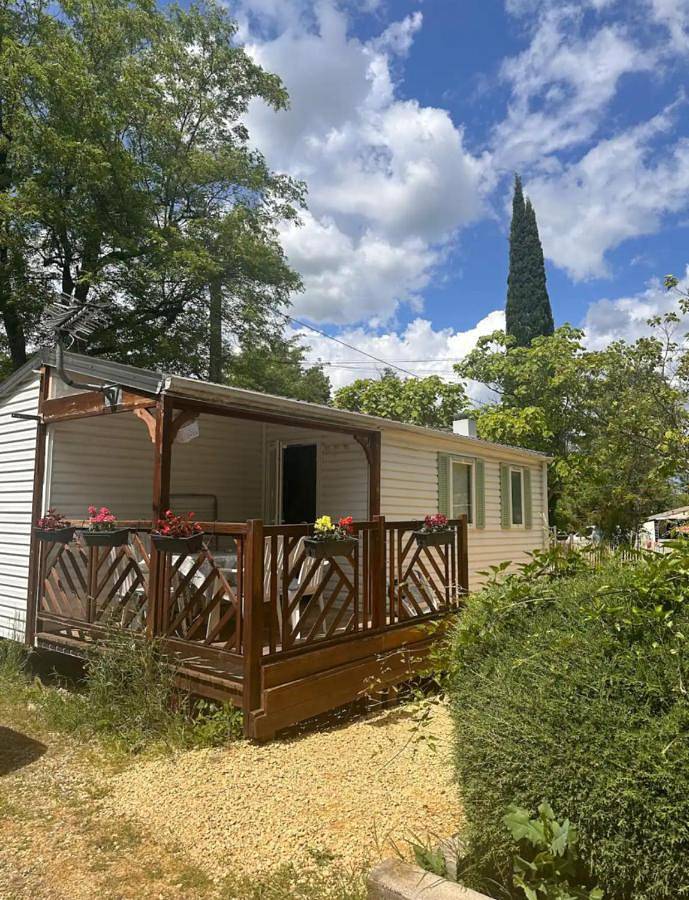 Camping pour 5 personnes, avec jardin et terrasse