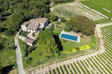 Gîte pour 13 personnes, avec jardin à Taulignan