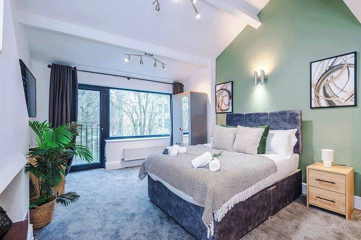 Entire apartment, Stylish Home in Bolton, Vibrant Central Location, Sleeps 6! in Bolton, Greater Manchester