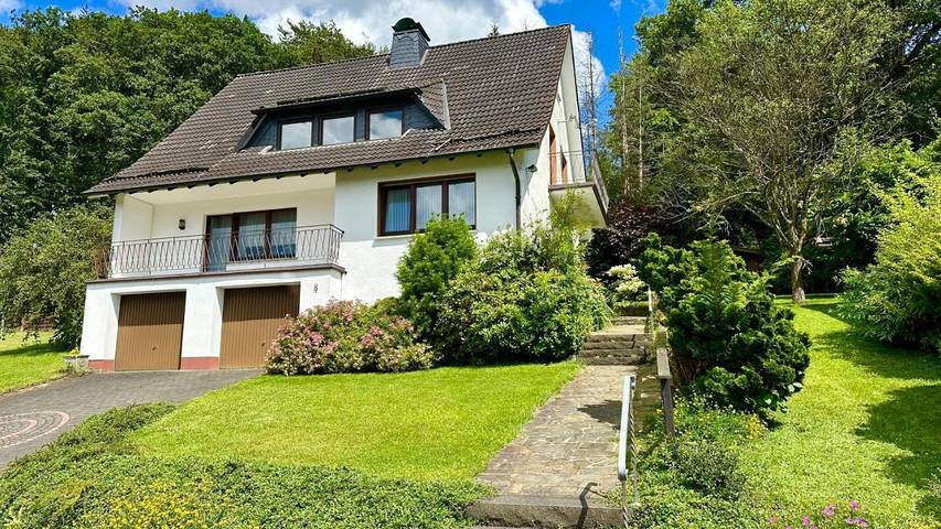 Ferienwohnung für 3 Personen, mit Balkon und Terrasse sowie Garten und Ausblick in Reichshof
