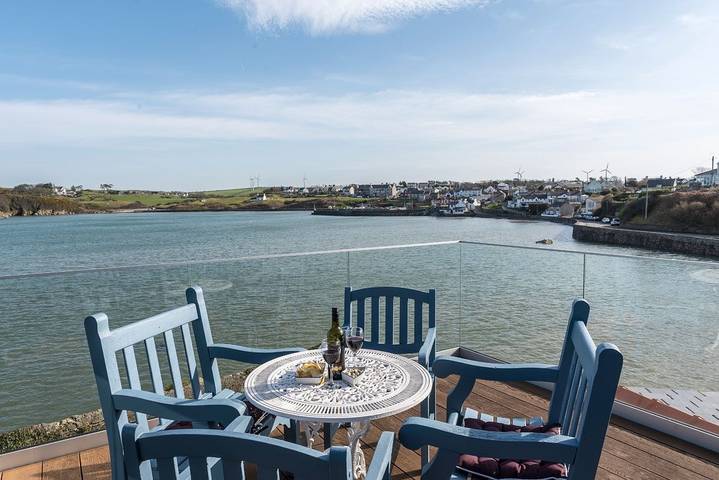 Glamping for 5 people, with garden on the Isle of Anglesey