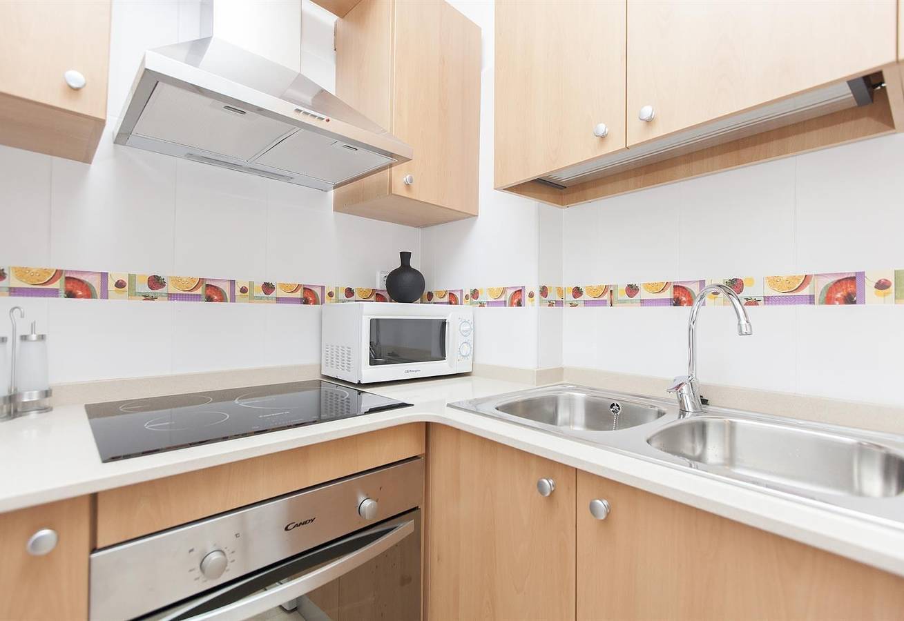 Entire apartment, 3-Bedroom Apartment Next To Plaza with Wi-Fi and Air Conditioning in Barcelona Centre, Barcelona