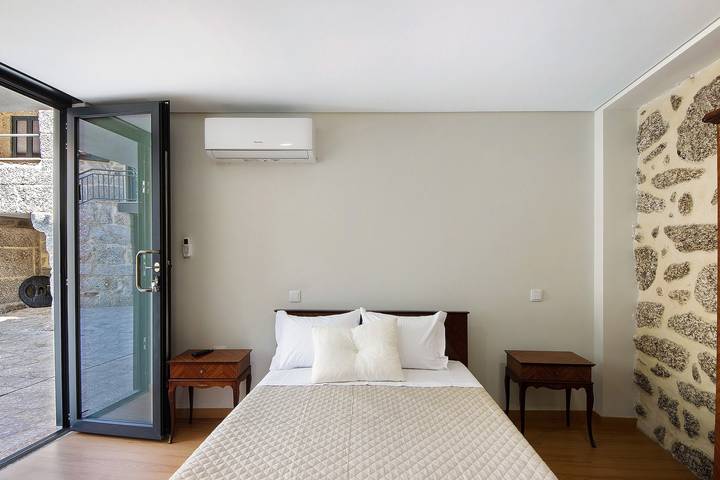 Room 1 with private bathroom, Wi-Fi and air conditioning in Rossas, Braga District