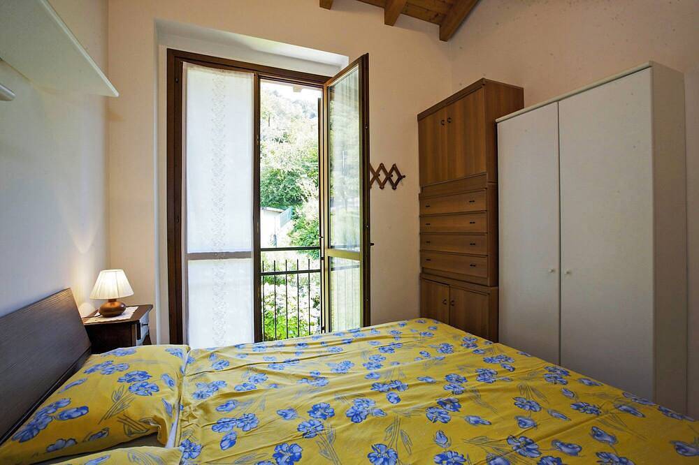Ganze Wohnung, Geschmackvoll möblierte 3-Zimmer-Wohnung in einer kleinen Residenz mit Pool in Pino sulla Sponda del Lago Maggiore, Maccagno con Pino e Veddasca