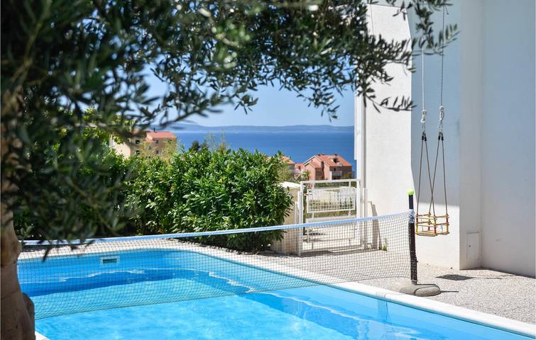 Amplio apartamento de 2 dormitorios con piscina, wifi y a solo 900 m de la playa in Grljevac (Podstrana), Podstrana