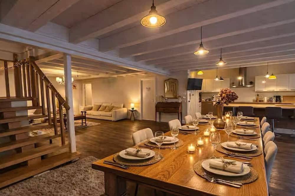 Holiday home with parking/outdoor play area/pool/6 suites in Bourg-en-Bresse, Región de Bourg-en-Bresse