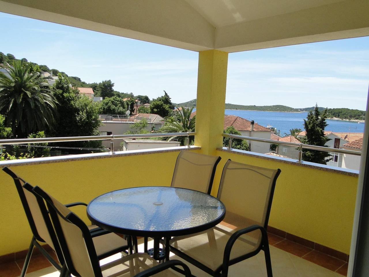 Appartement entier, Wohnung "Niva 2" mit Blick auf das Wasser in Rogoznica, Šibenik-Knin