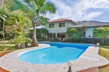 Location de vacances pour 6 personnes, avec jacuzzi ainsi que piscine et jardin dans Mahina