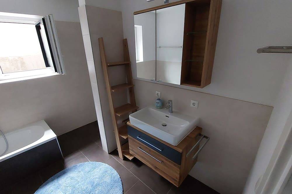 Ganze Wohnung, Ferienwohnung mit Terrasse - Attersee Badeplatz \"Zeller Aufsatz\" 5 Minuten in Nußdorf am Attersee, Attergau