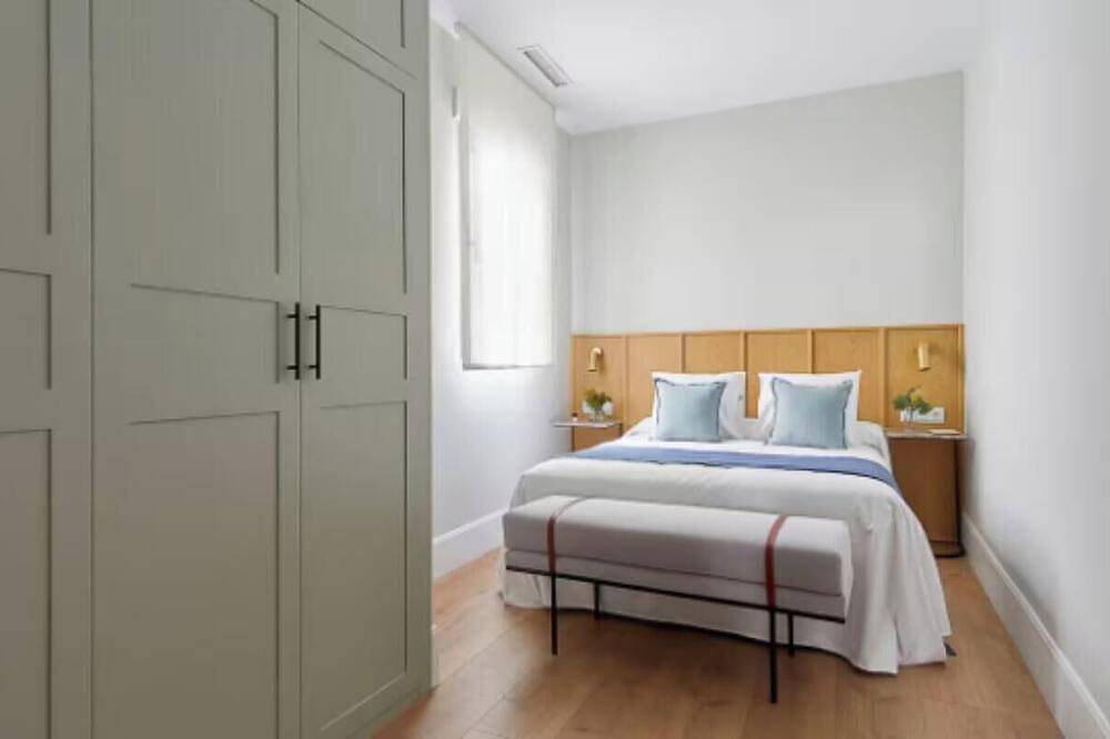 Entire apartment, Stylish 4-Bedroom Apartment in the Heart of Madrid Near Plaza Mayor in Centro (Madrid), Madrid