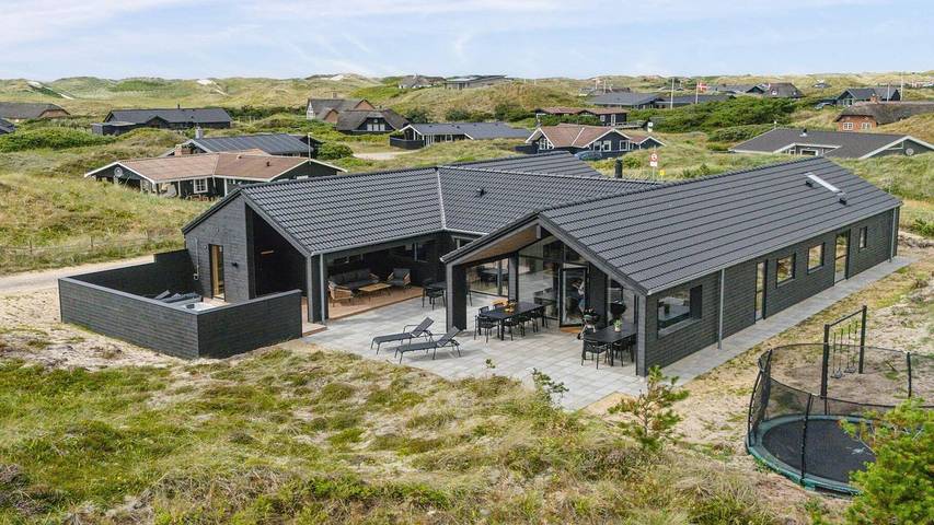 Ferieudlejning for 19 personer, med pool og jacuzzi samt sauna, husdyr tilladt i Houvig