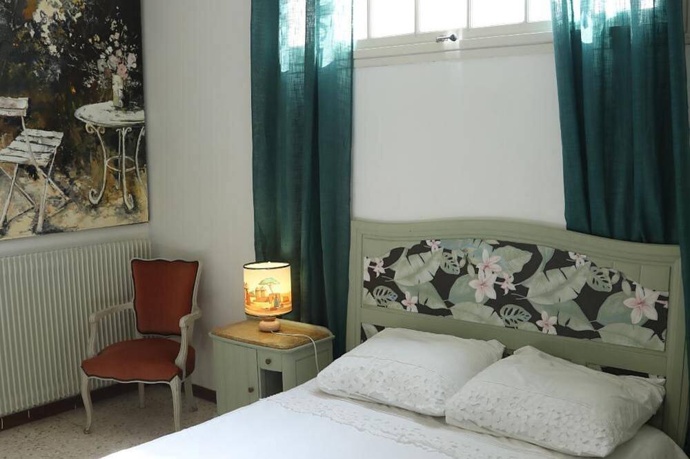 Entire apartment, Apartment 'Loudéro' with Shared Pool, Private Terrace and Wi-Fi in Bédarieux, Béziers region