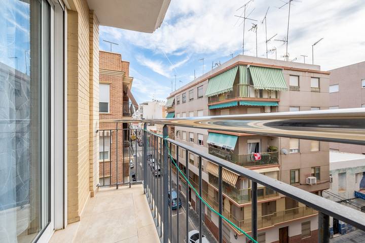 Apartamento entero, Apartamento 'Evelin' cerca de la playa con terraza y Wi-Fi in Santiago Bernabeu, Santa Pola