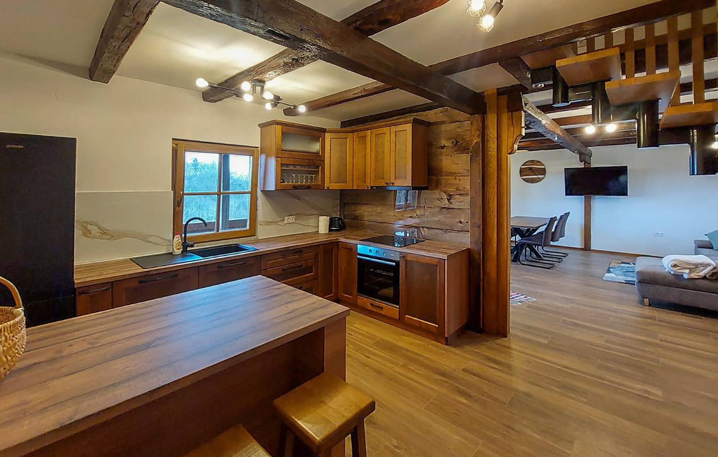 Gemütliche 1-Zimmer-Wohnung mit Terrasse, Grill und WLAN in der Nähe des Flusses Dobra in Ozalj, Karlovac und Umgebung