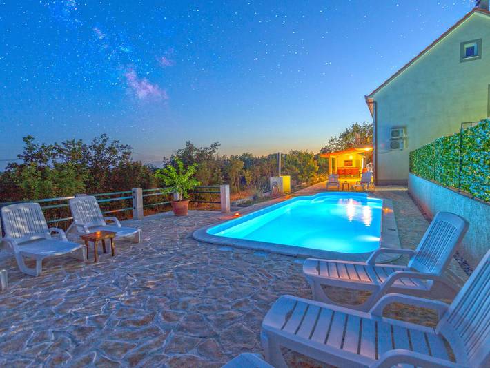 Ferieudlejning for 12 personer, med balkon og have i Makarska Riviera