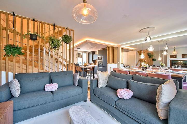 Location de vacances pour 10 personnes, avec Balcon/Terrasse et Jacuzzi ainsi que Terrasse et Jardin à Villeneuve-le-Comte