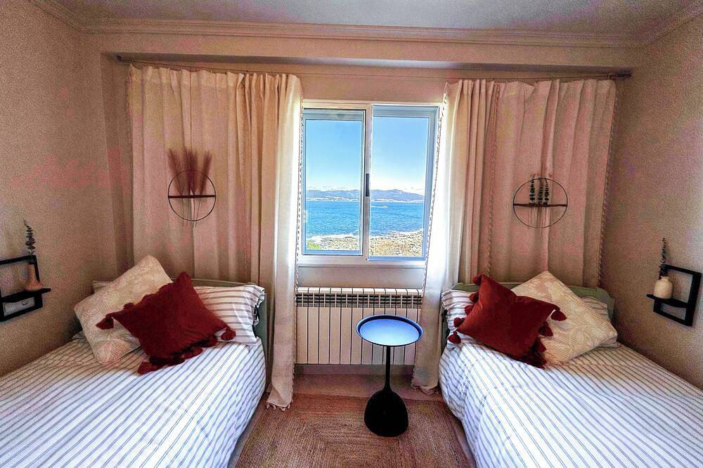 Olardasolas Oceanfront house with garden in Porto do Son in Puerto del Son, Rias Baixas