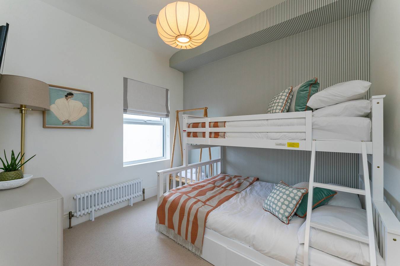 Entire vacation apartment, 2-Bed - Sleeps 6 - Seafront View with Free Parking in County Down