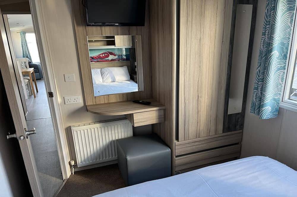 Safari Sunset caravan + sea view at Rockley Park, Poole Harbour. Dogs stay free! in Poole, Poole Harbour