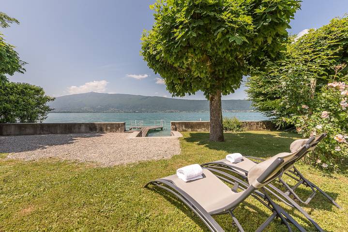 Location de vacances pour 8 personnes, avec Balcon et Terrasse ainsi que Jardin et Vue sur le lac à Veyrier-du-Lac
