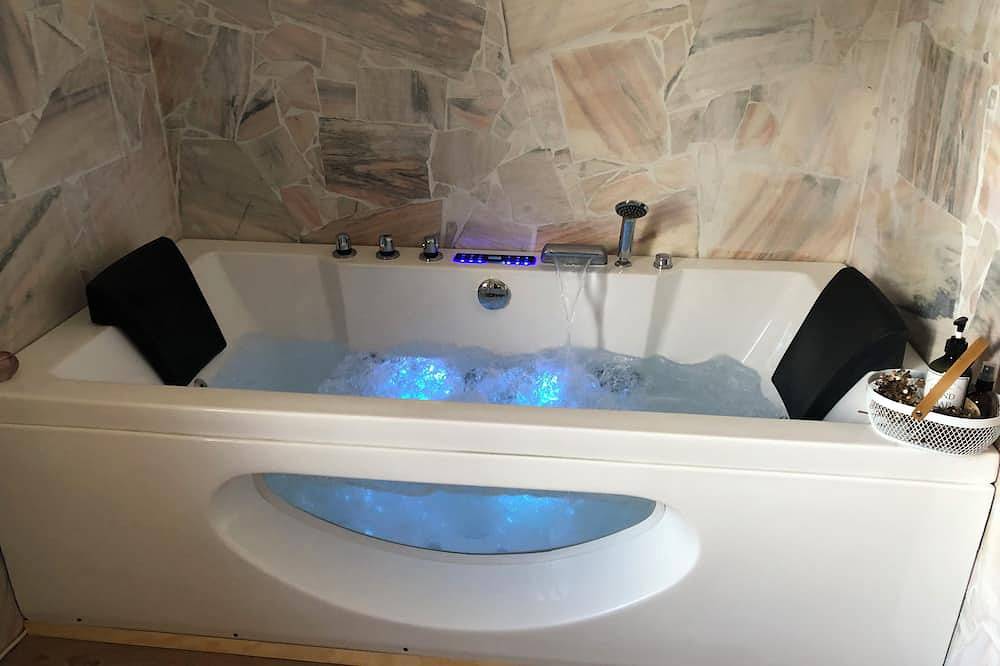 Ganze Wohnung, Mauthnerhube Apartment mit Sauna und Whirlpool, Gemütliches Hüttenfeeling, in Eibiswald, Steirerland