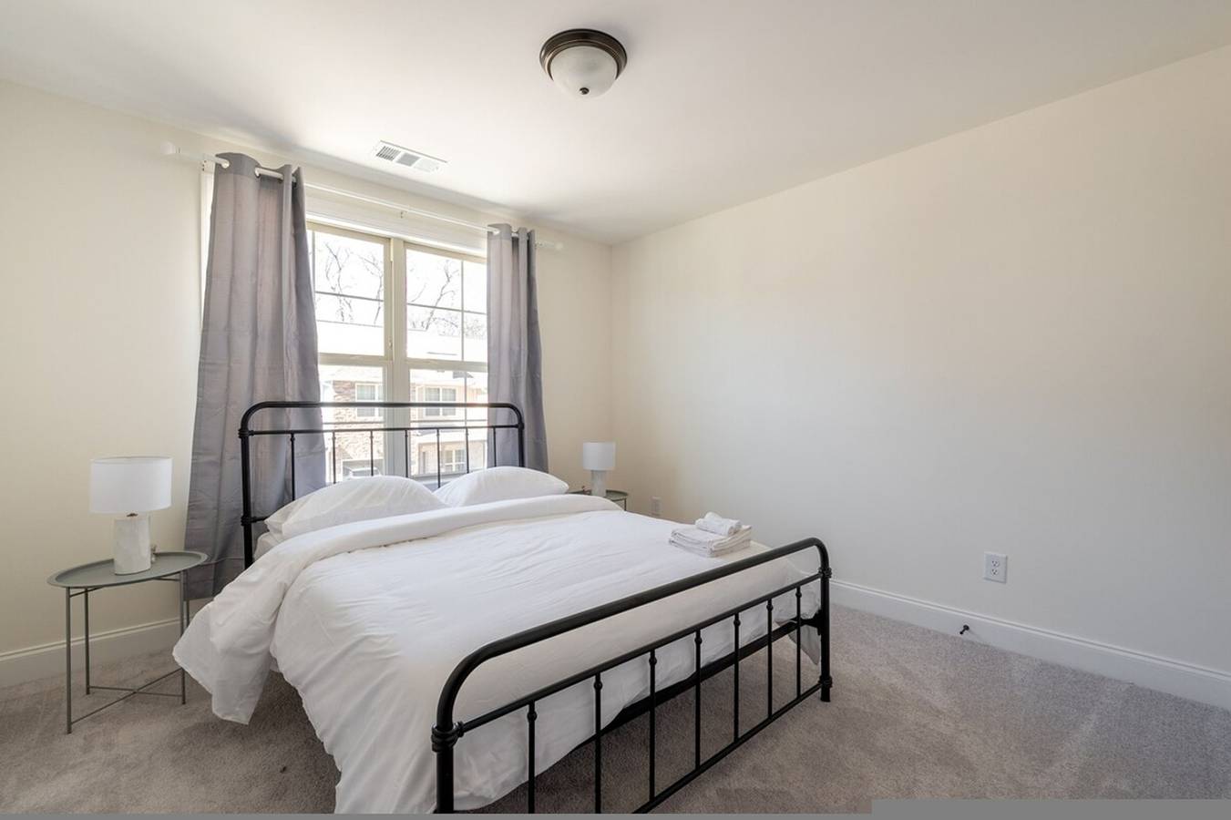 Entire apartment, 1 King 2 Queens | Garage | Yard | Washer & Dryer in Nashville, Old Hickory Lake